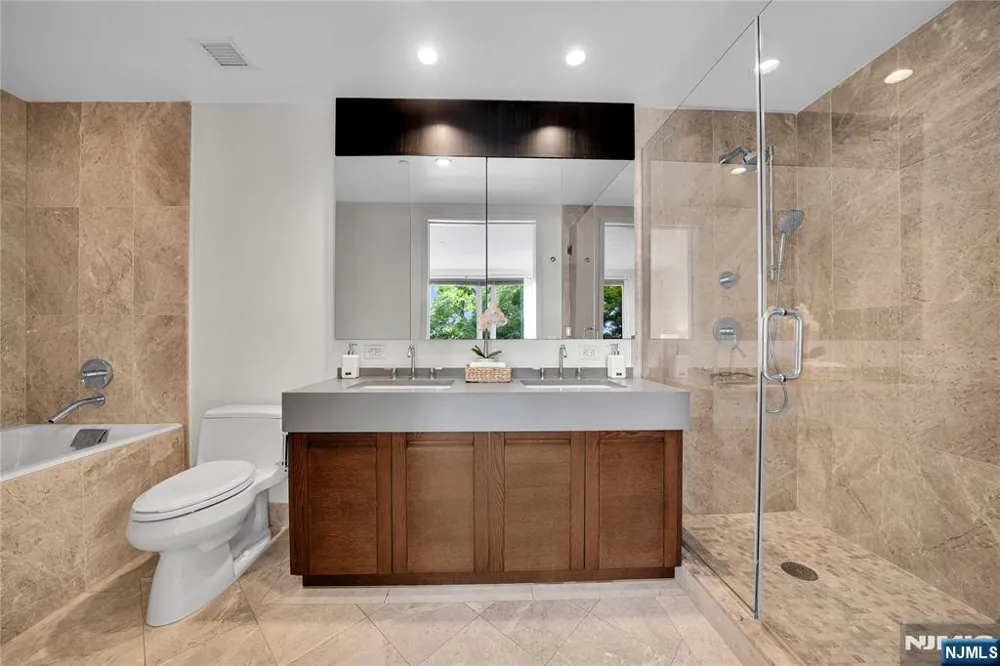 1000 Ave At Port Imperial 102 Weehawken, NJ 07086