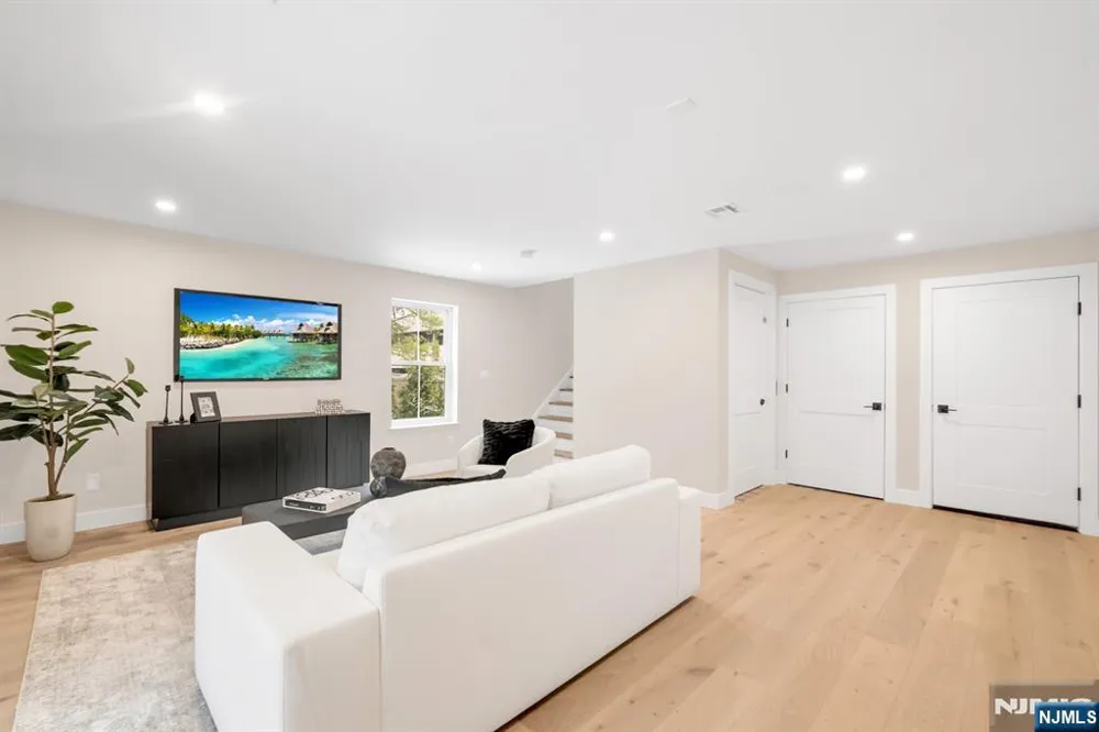 188 Broadway 8 Woodcliff Lake, NJ 07677