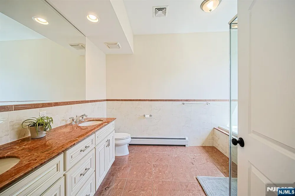 305 E Harriet Avenue B Palisades Park, NJ 07650