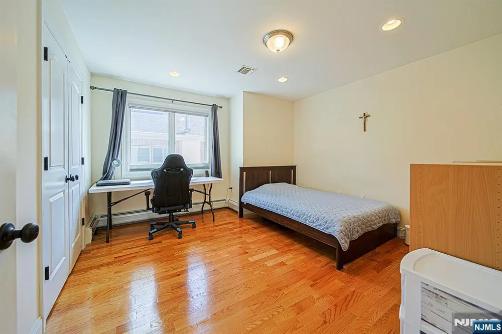 305 E Harriet Avenue B Palisades Park, NJ 07650