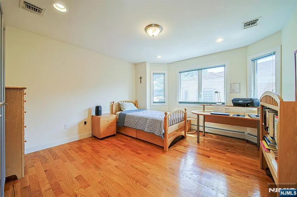 305 E Harriet Avenue B Palisades Park, NJ 07650