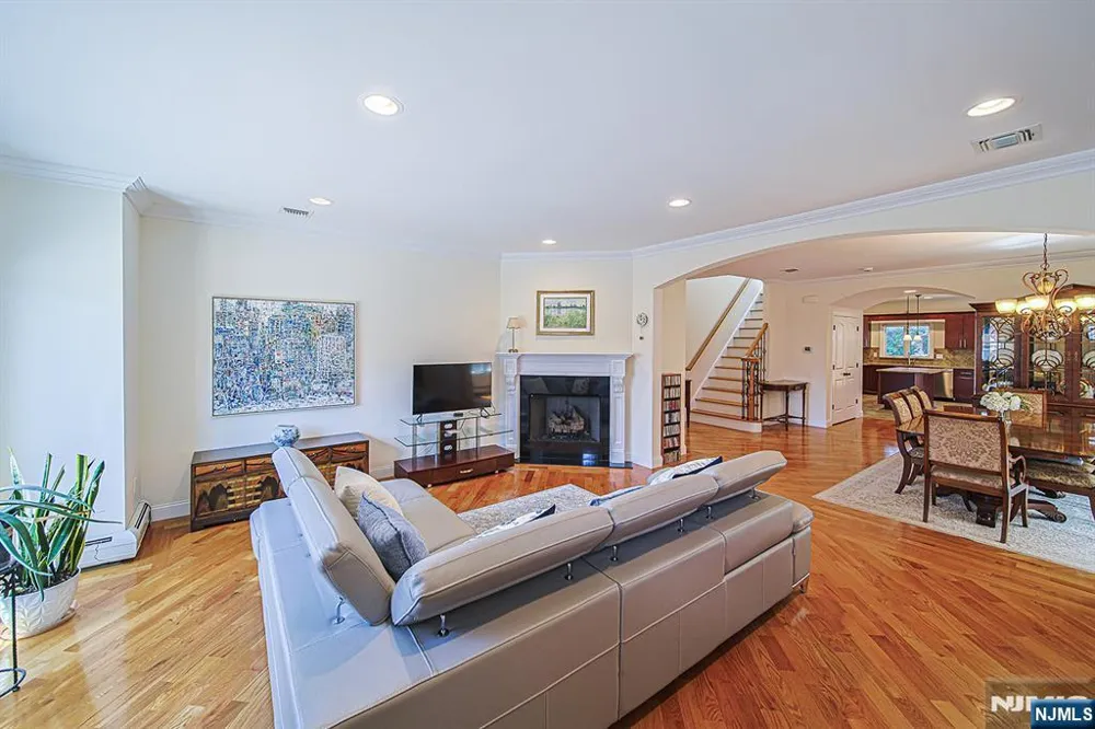 305 E Harriet Avenue B Palisades Park, NJ 07650