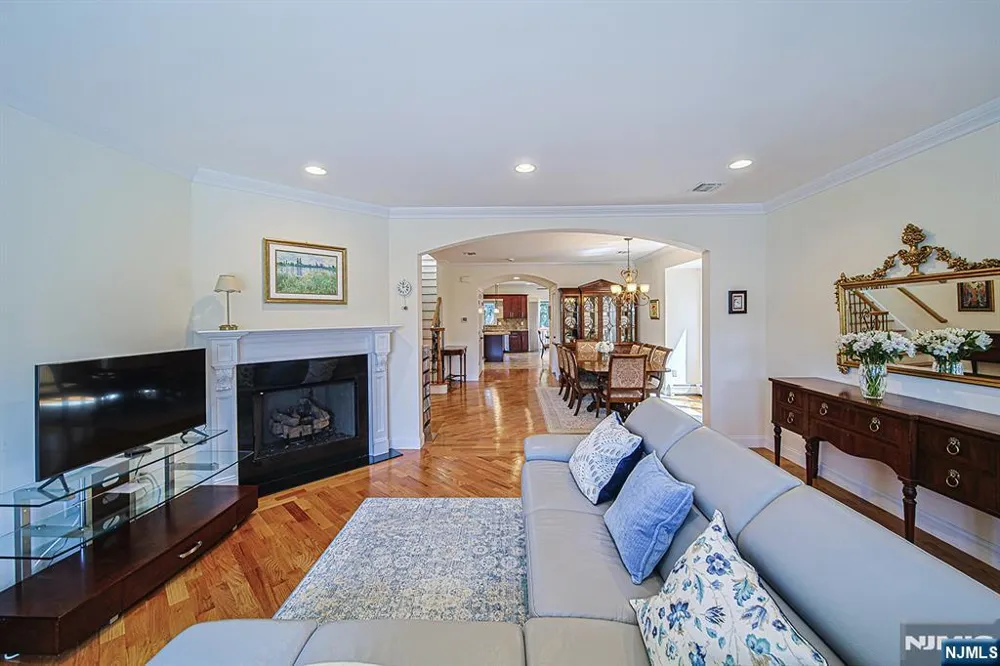 305 E Harriet Avenue B Palisades Park, NJ 07650