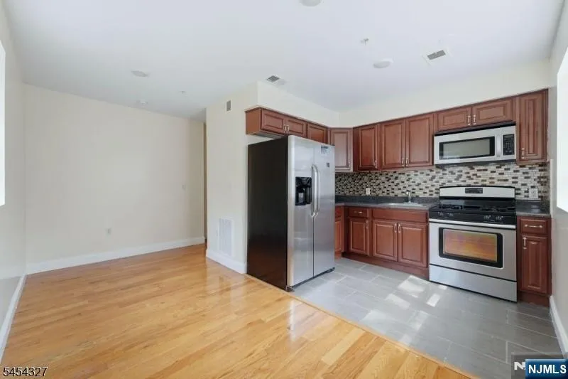 232 Shephard Avenue B6 Newark, NJ 07112