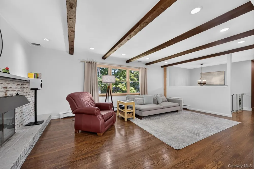 6A Rochester Court Huntington, NY 11743