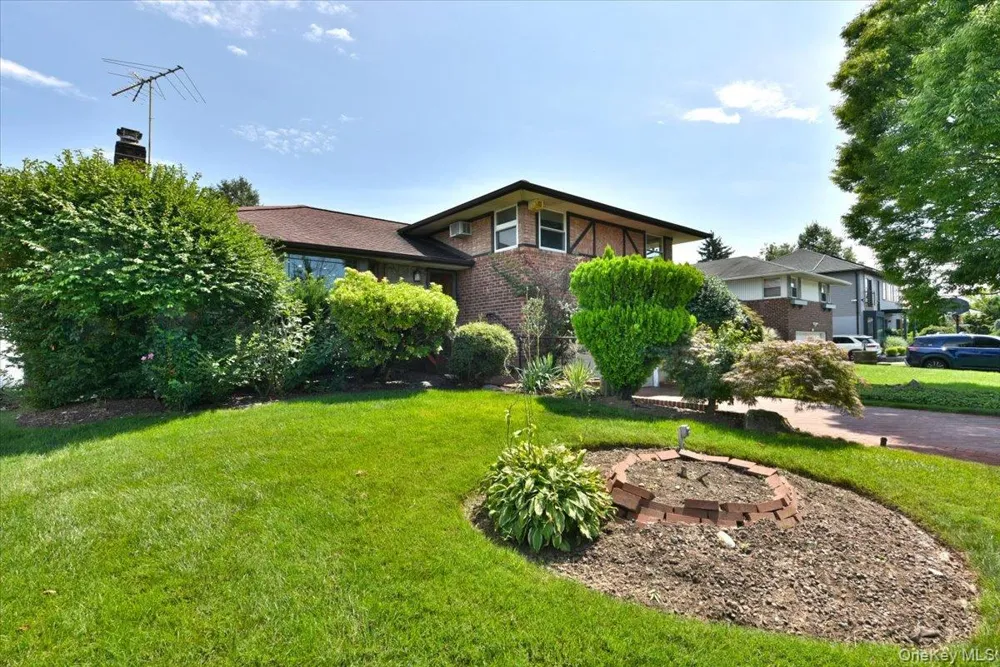 12 Leonard Road Syosset, NY 11791