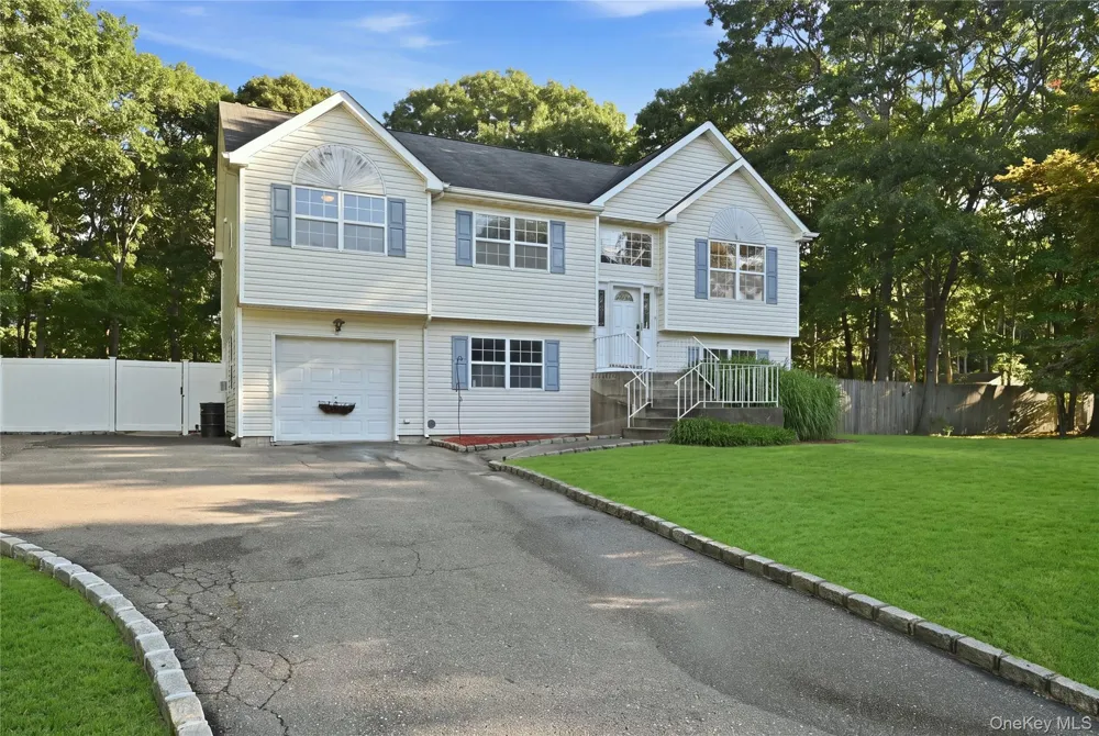 3 Mulligan Drive Medford, NY 11763