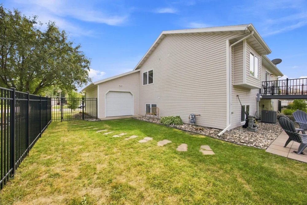 2715 32nd Street S Fargo, ND 58103