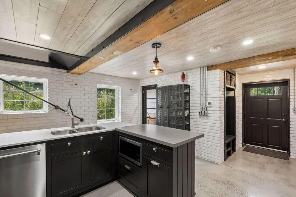 15517 Excelsior Boulevard Minnetonka, MN 55345
