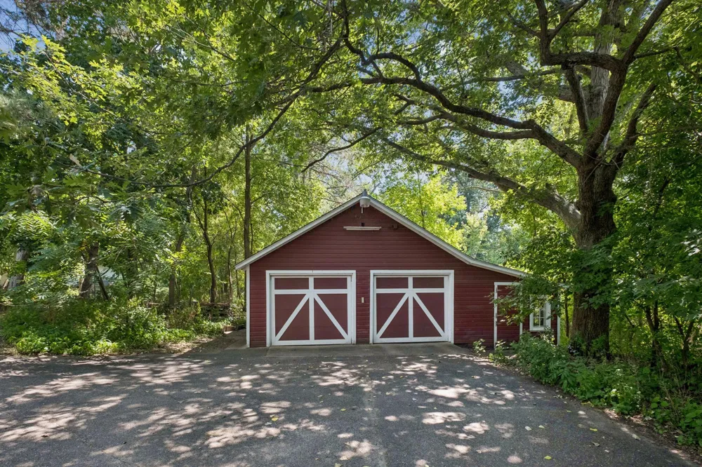 15517 Excelsior Boulevard Minnetonka, MN 55345