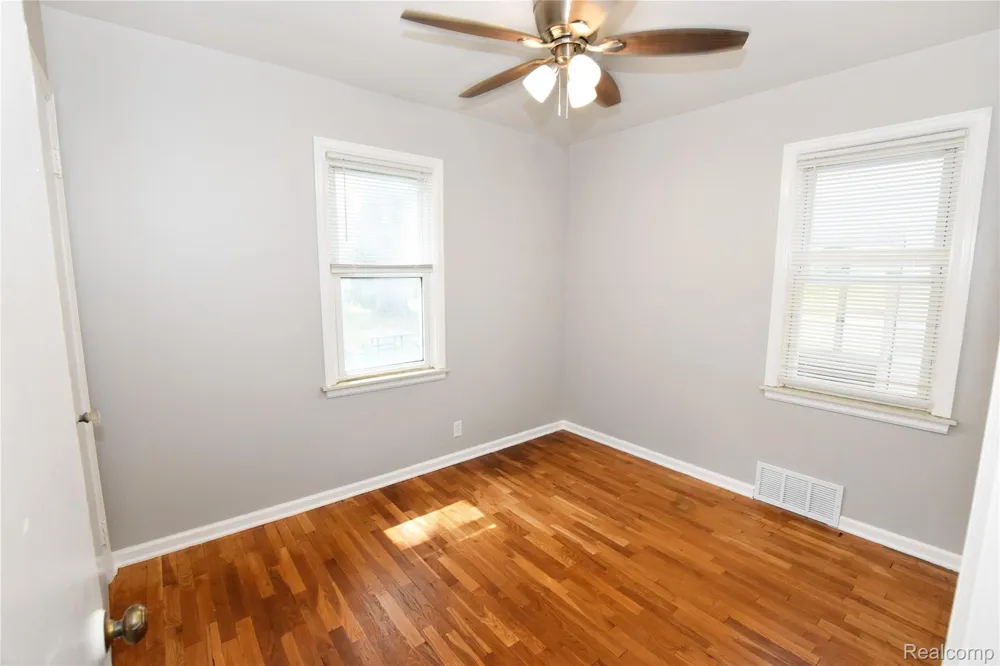 3933 Clairmont Street Flint City, MI 48532