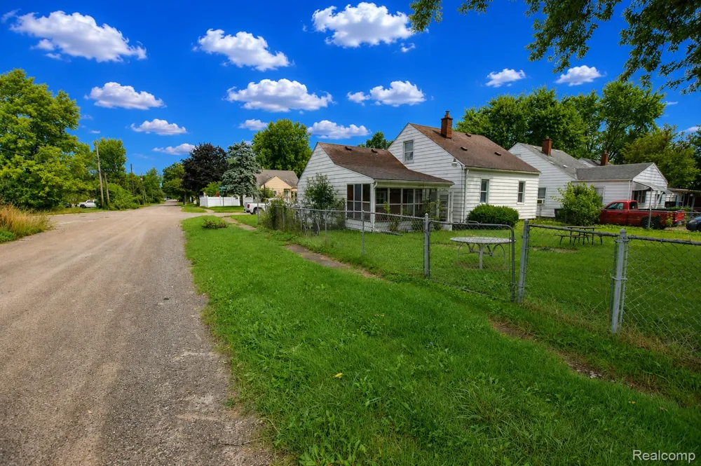3933 Clairmont Street Flint City, MI 48532