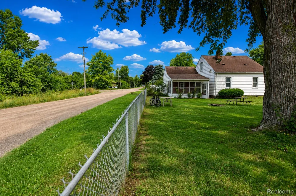3933 Clairmont Street Flint City, MI 48532