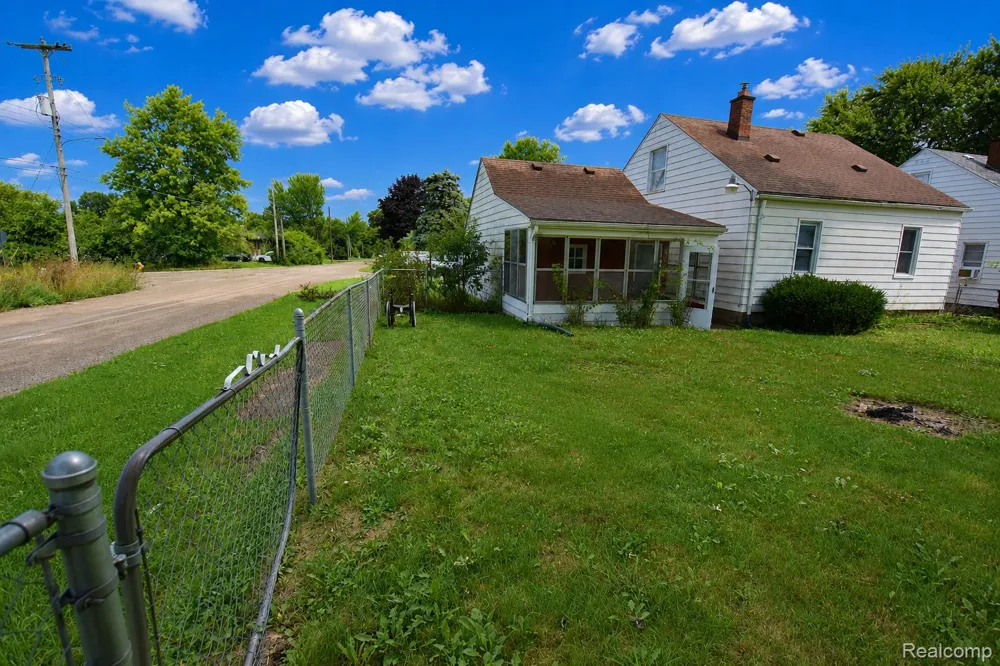 3933 Clairmont Street Flint City, MI 48532