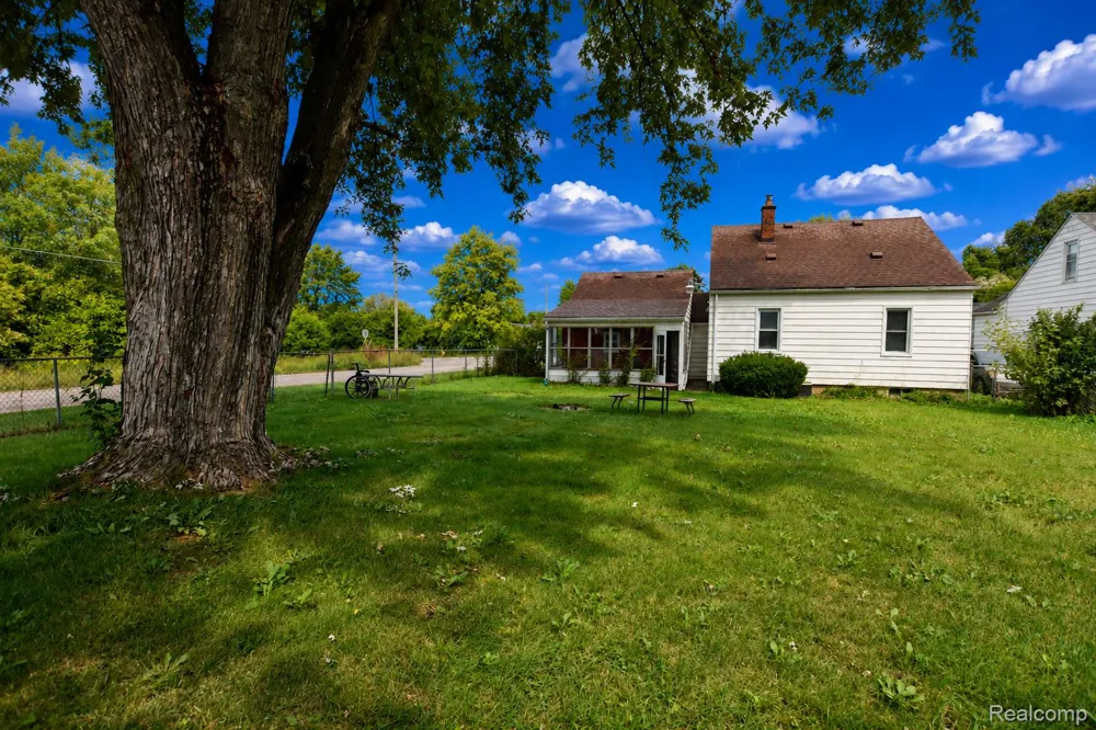 3933 Clairmont Street Flint City, MI 48532