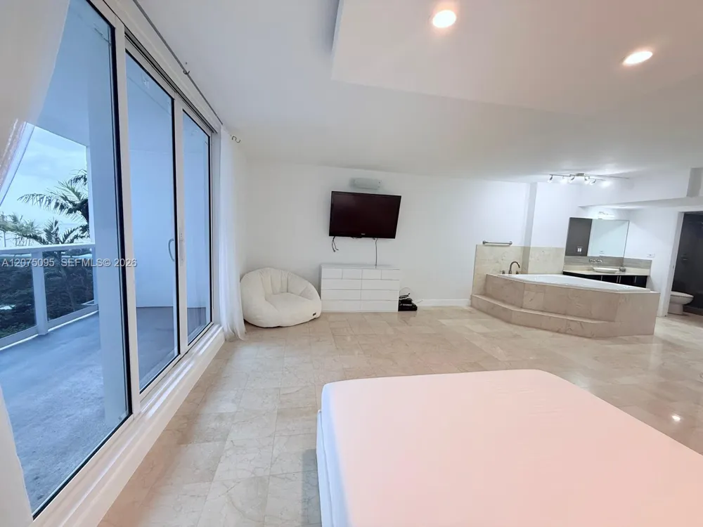 2301 Collins Ave #621 Miami Beach, FL 33139