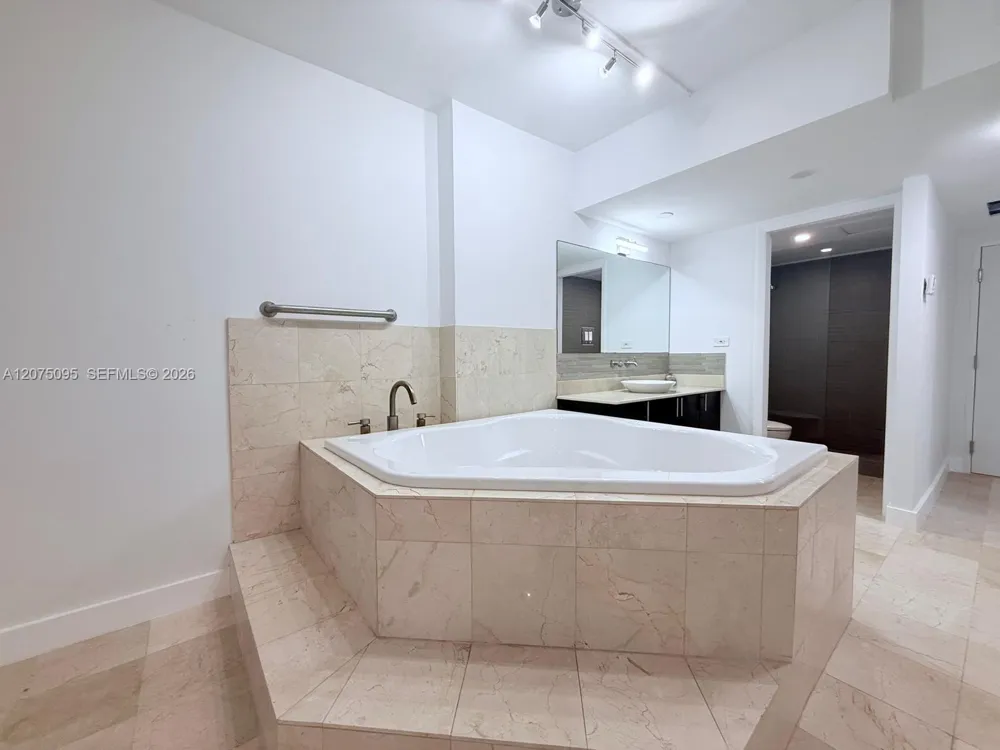 2301 Collins Ave #621 Miami Beach, FL 33139