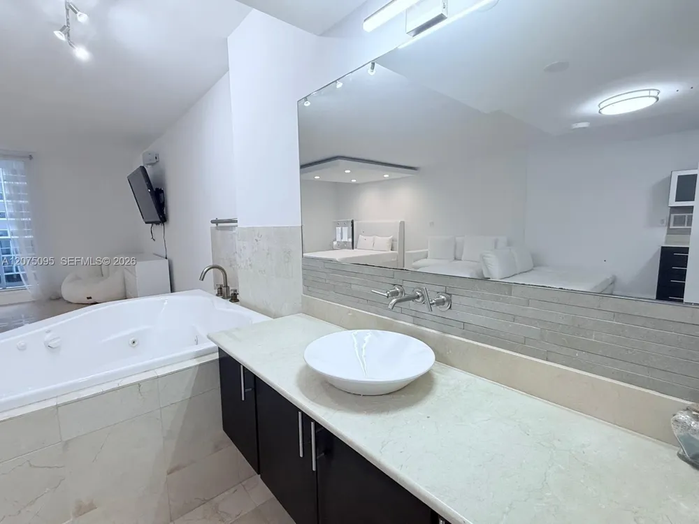 2301 Collins Ave #621 Miami Beach, FL 33139