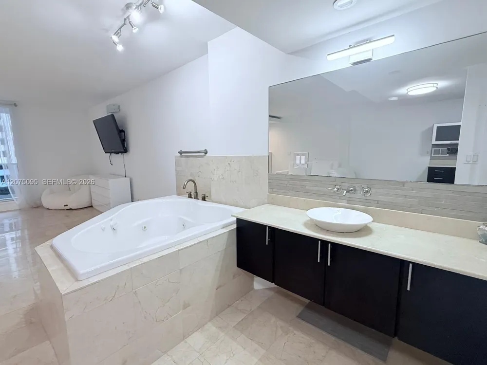 2301 Collins Ave #621 Miami Beach, FL 33139