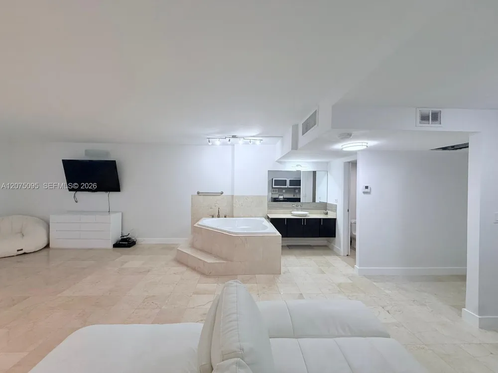 2301 Collins Ave #621 Miami Beach, FL 33139