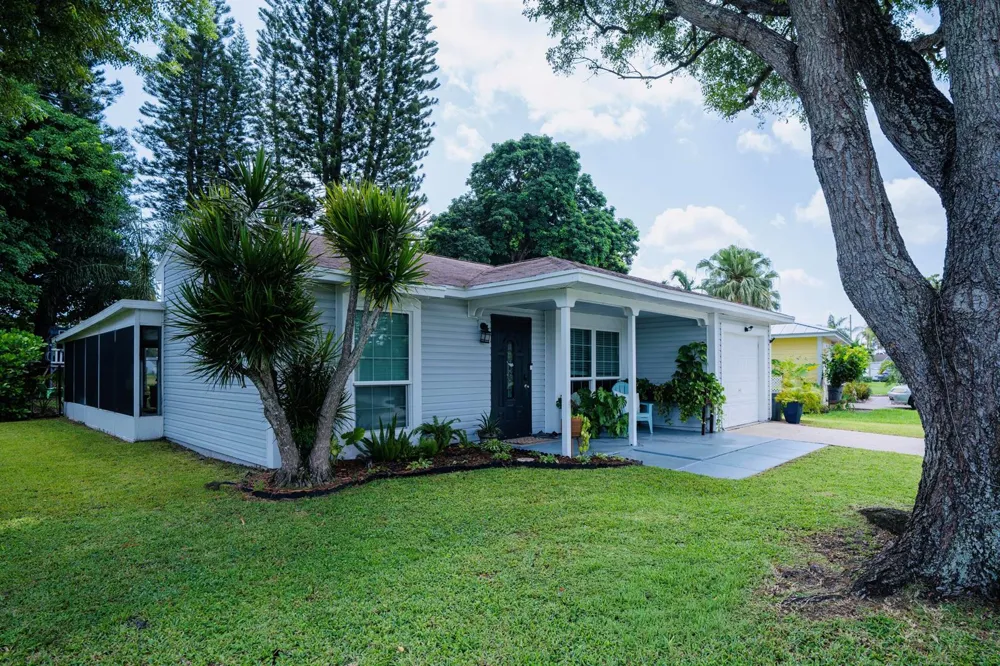 9060 CHRYSANTHEMUM DRIVE Boynton Beach, FL 33472