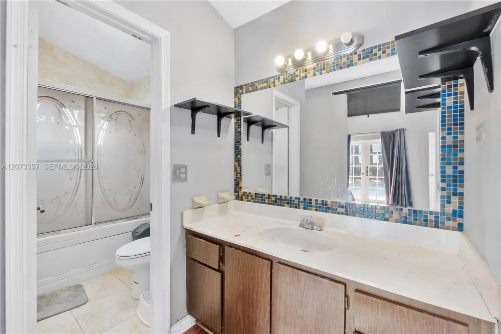 4450 NW 71st Ave Lauderhill, FL 33319
