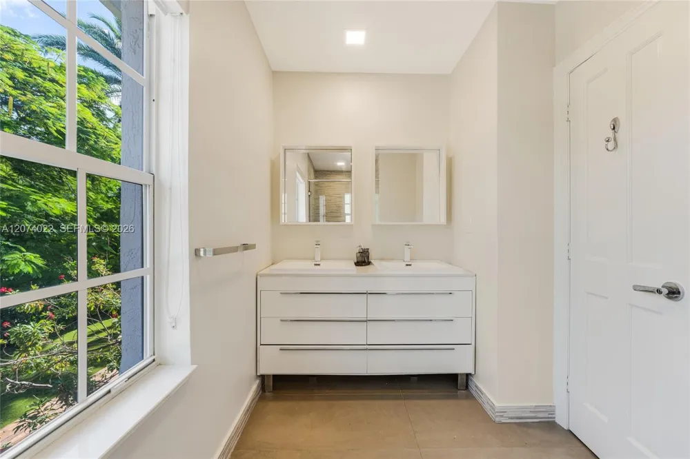 140 Hibiscus Dr Miami Beach, FL 33139