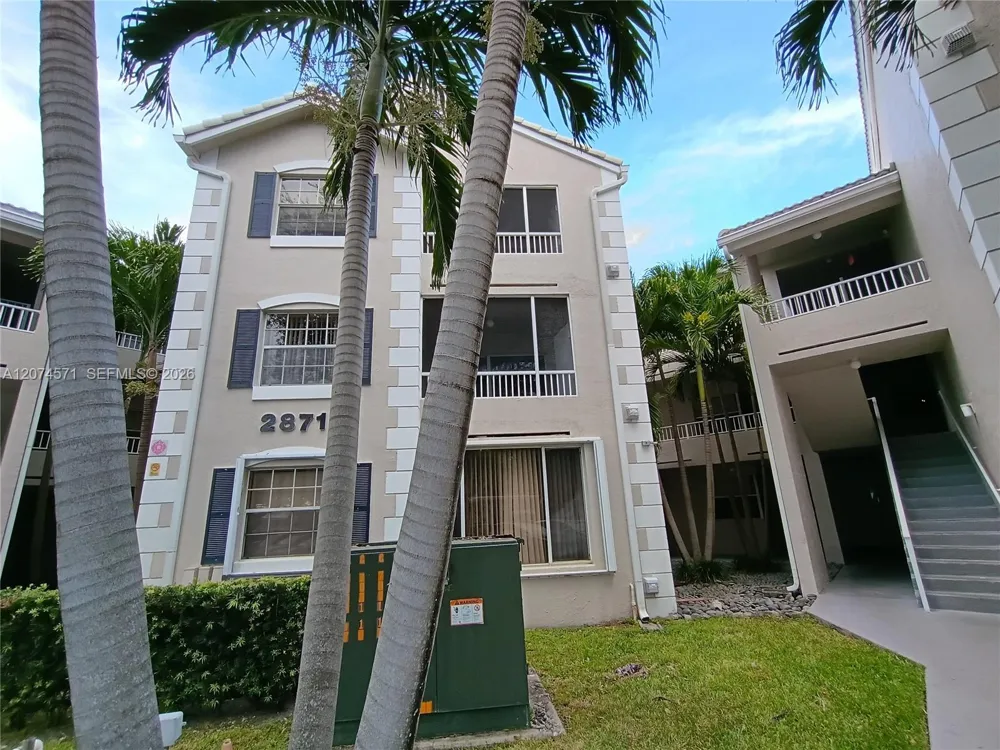 2871 Oakland Forest Dr #210 Oakland Park, FL 33309