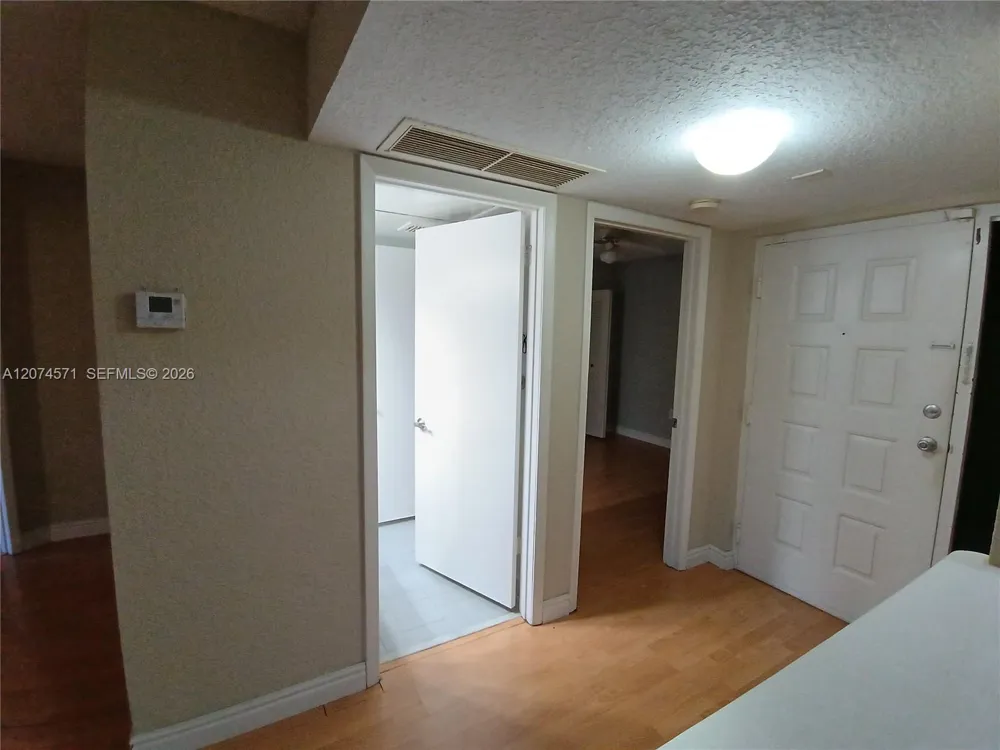 2871 Oakland Forest Dr #210 Oakland Park, FL 33309