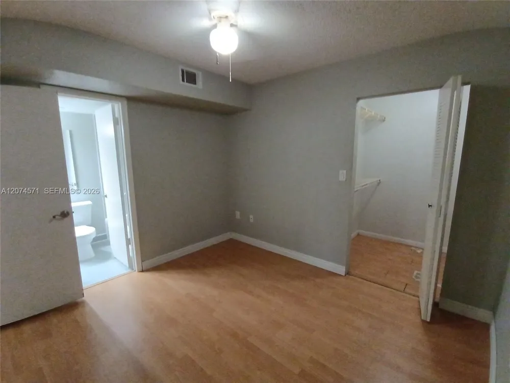2871 Oakland Forest Dr #210 Oakland Park, FL 33309