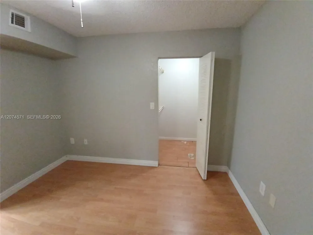 2871 Oakland Forest Dr #210 Oakland Park, FL 33309