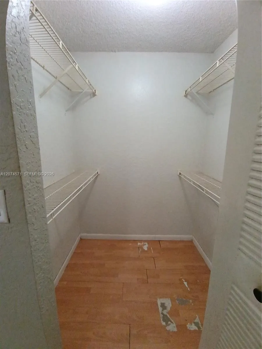 2871 Oakland Forest Dr #210 Oakland Park, FL 33309