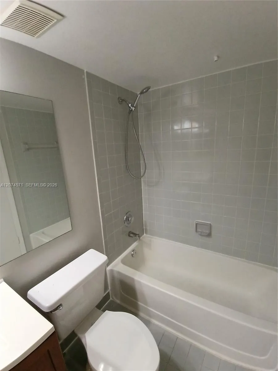 2871 Oakland Forest Dr #210 Oakland Park, FL 33309