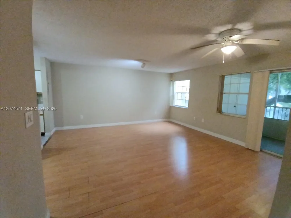 2871 Oakland Forest Dr #210 Oakland Park, FL 33309