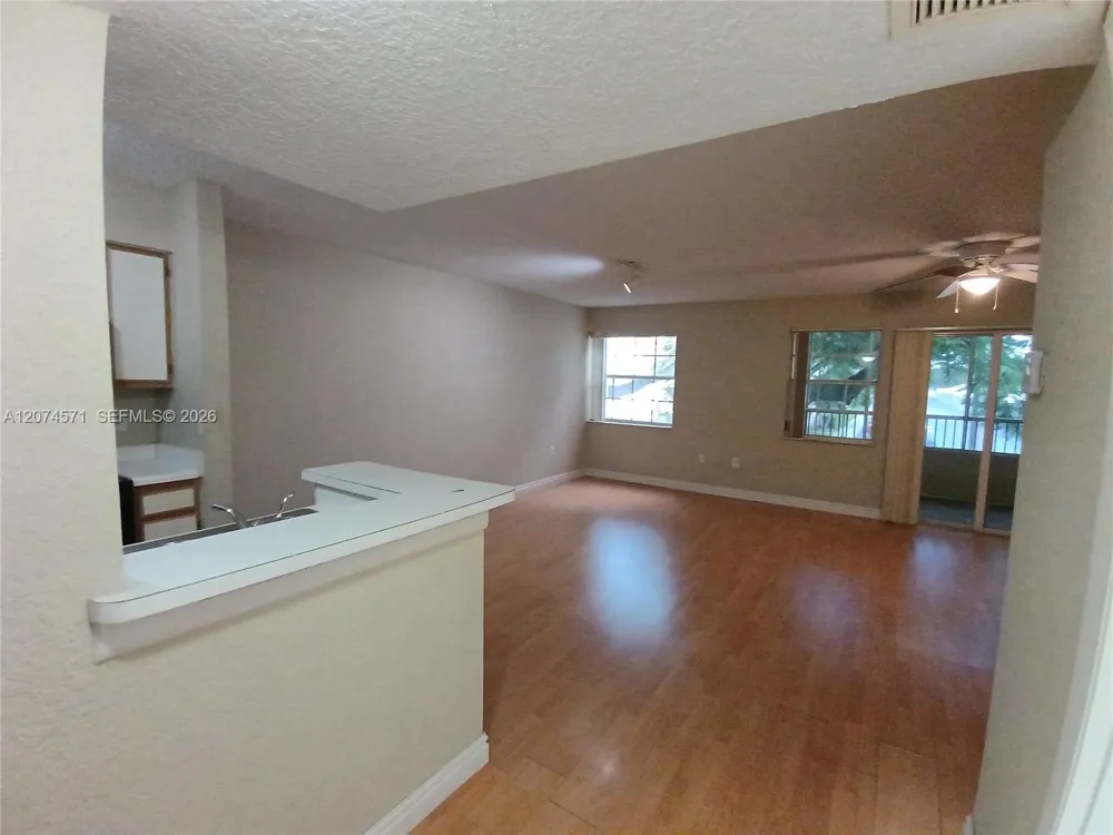 2871 Oakland Forest Dr #210 Oakland Park, FL 33309