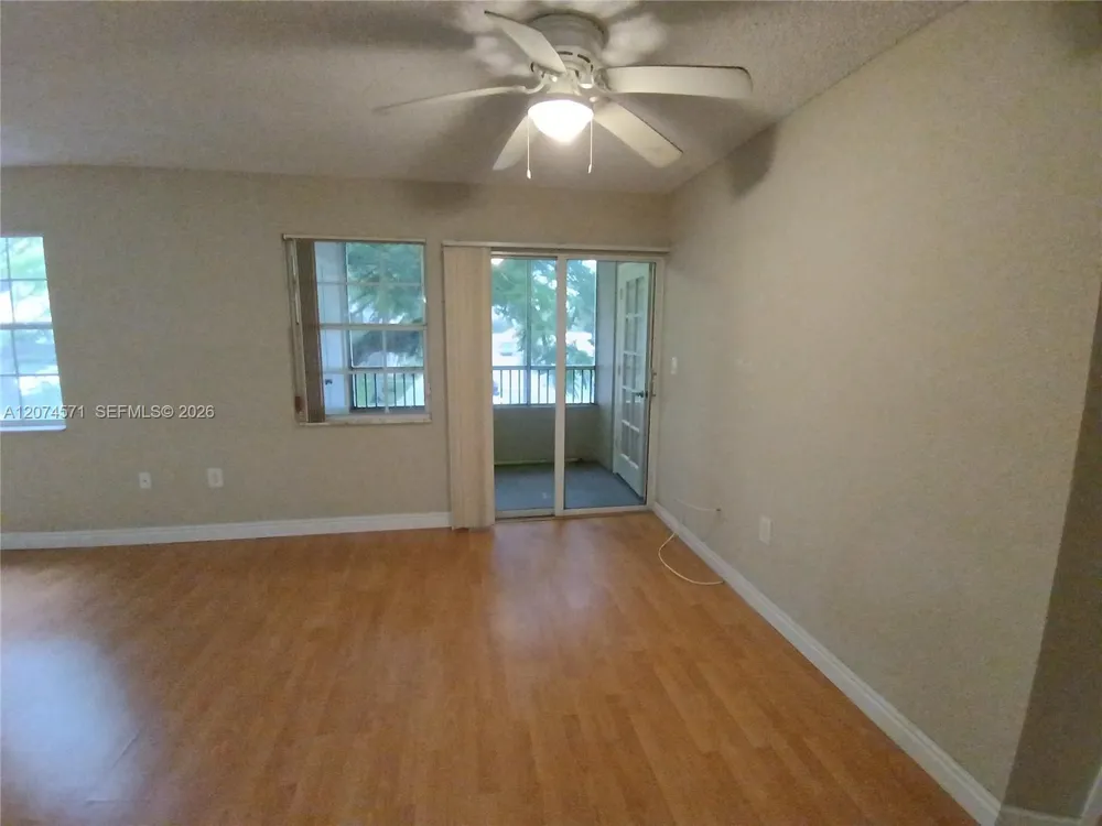 2871 Oakland Forest Dr #210 Oakland Park, FL 33309