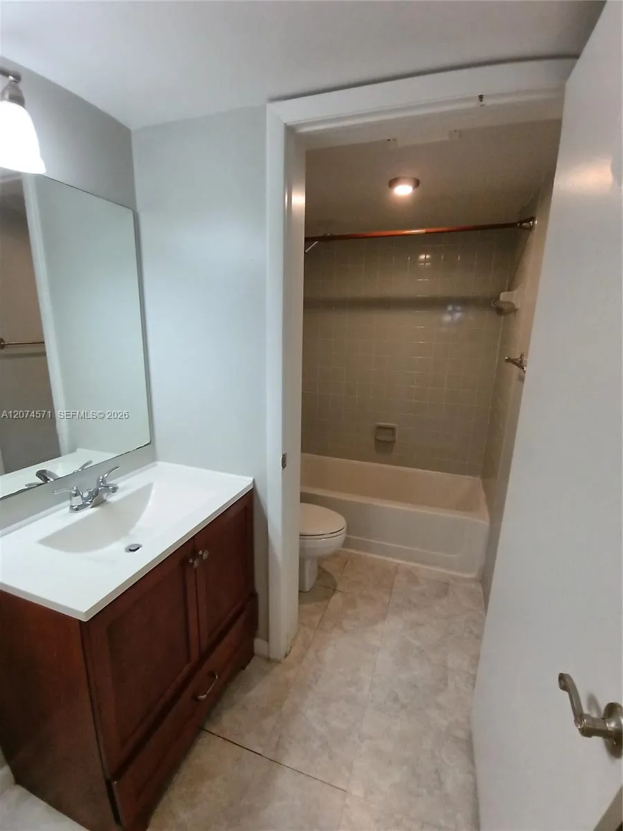 2871 Oakland Forest Dr #210 Oakland Park, FL 33309