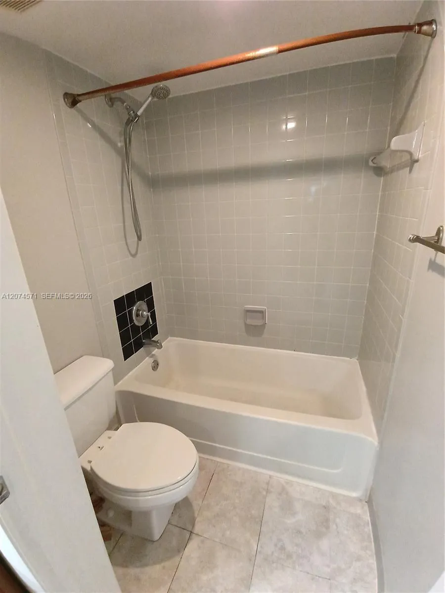 2871 Oakland Forest Dr #210 Oakland Park, FL 33309