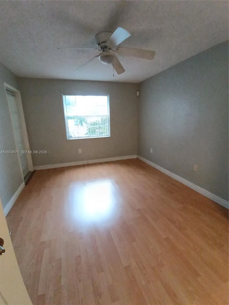 2871 Oakland Forest Dr #210 Oakland Park, FL 33309
