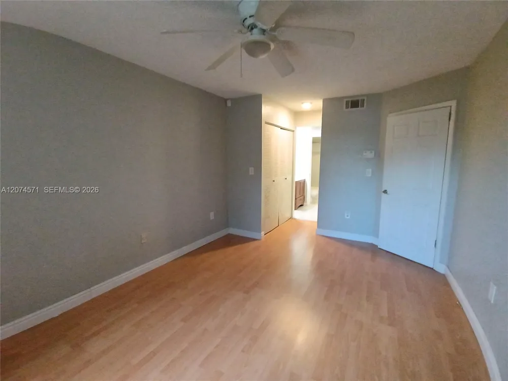 2871 Oakland Forest Dr #210 Oakland Park, FL 33309