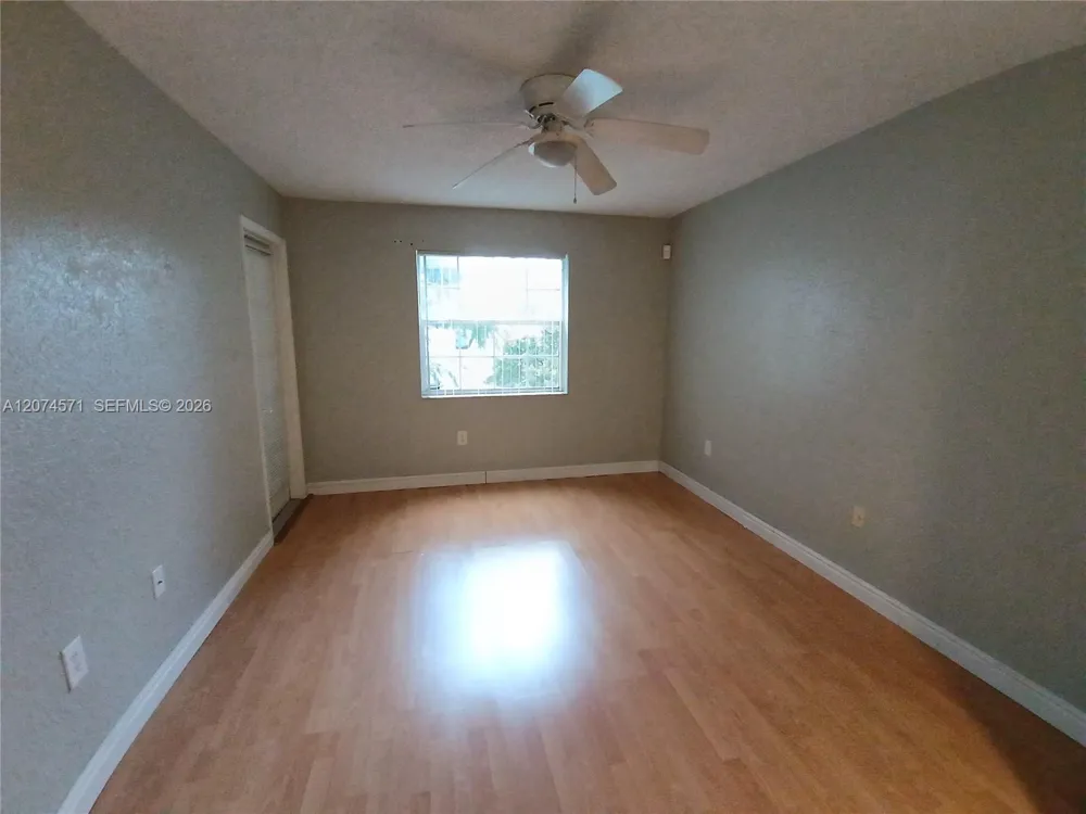 2871 Oakland Forest Dr #210 Oakland Park, FL 33309