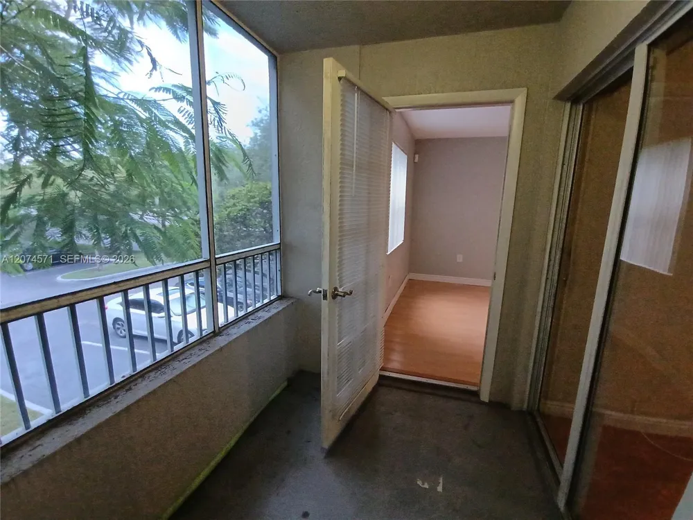 2871 Oakland Forest Dr #210 Oakland Park, FL 33309