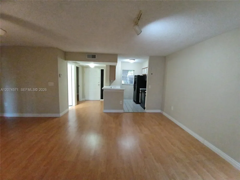 2871 Oakland Forest Dr #210 Oakland Park, FL 33309
