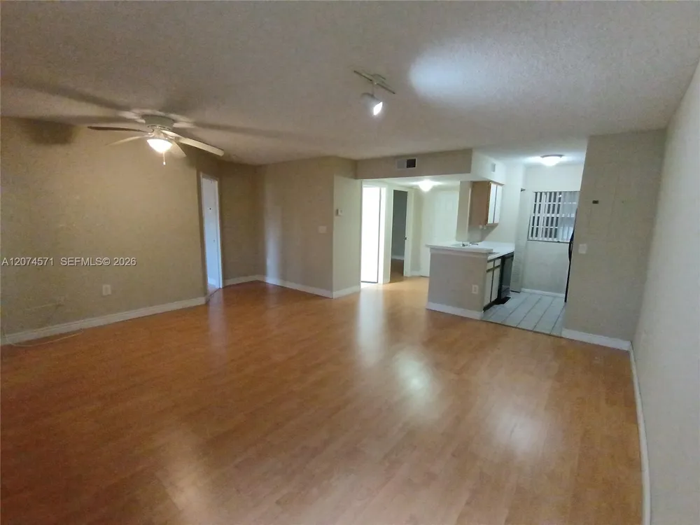 2871 Oakland Forest Dr #210 Oakland Park, FL 33309