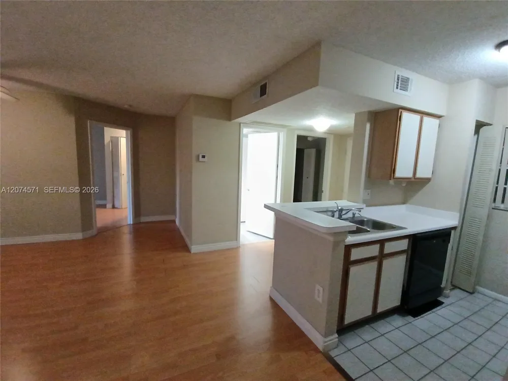 2871 Oakland Forest Dr #210 Oakland Park, FL 33309