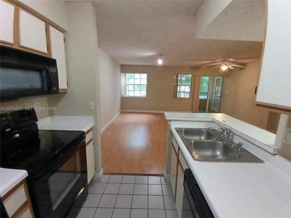 2871 Oakland Forest Dr #210 Oakland Park, FL 33309