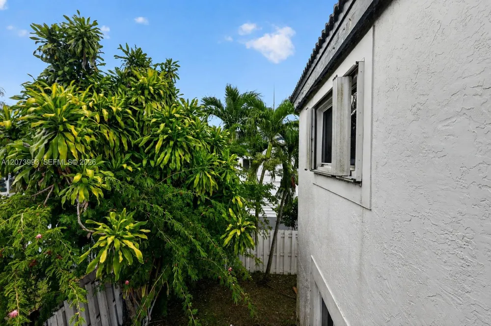 253 NE 211th Ter Miami, FL 33179
