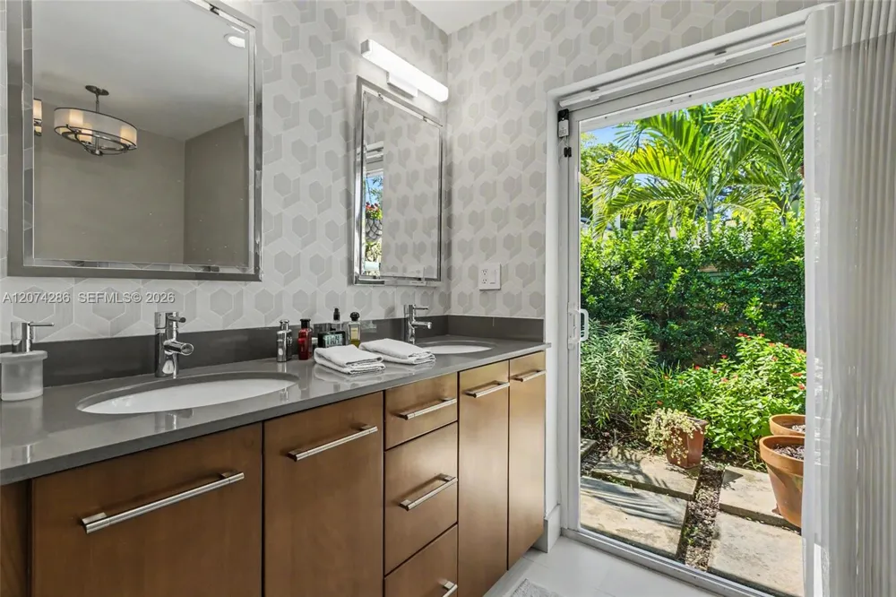 13 Dogwood Rd Hollywood, FL 33021
