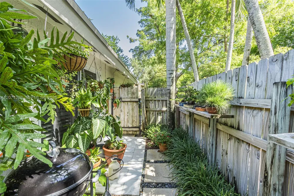 13 Dogwood Rd Hollywood, FL 33021
