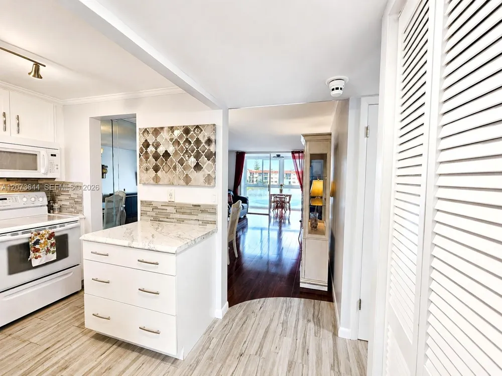 2801 Pine Island Rd #208 Sunrise, FL 33322
